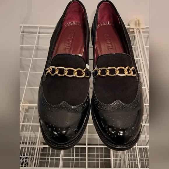 Girotti Elegant Black Patent & Suede Loafers with Gold Chain | Size 42 - Picture 6 of 8